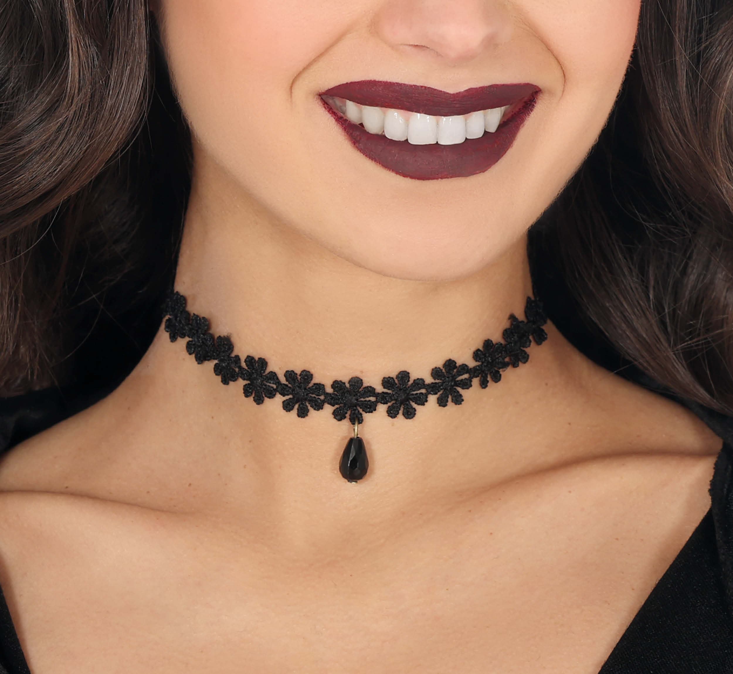 Sort broderet choker med blomster