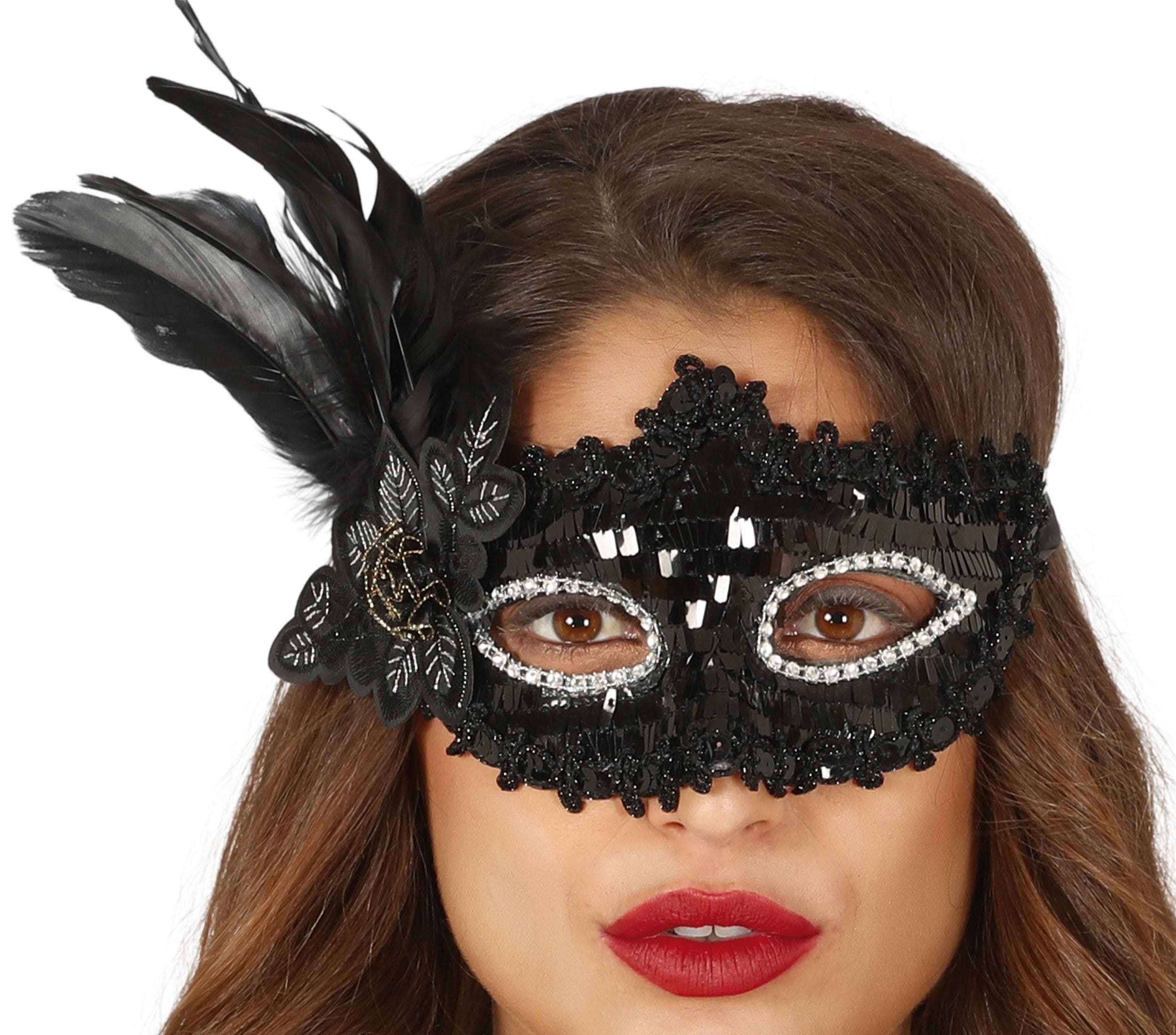 Sort maske med blomst og fjer